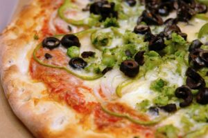 Buchweizen-Pizza mit Brokkoli, Paprika und Oliven