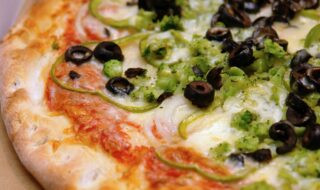 Buchweizen-Pizza mit Brokkoli, Paprika und Oliven