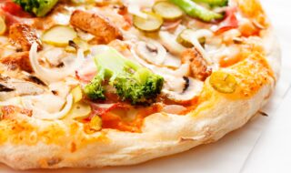 Dinkel-Pizza mit Hähnchen und Gemüse