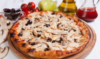 Buchweizen-Pizza mit Champignons und Oliven