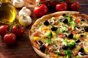 Buchweizen-Pizza mit Tomaten, Brokkoli und Champignons