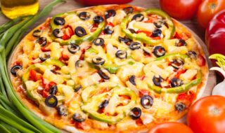 Buchweizen-Pizza mit Tomaten, Oliven und Paprika