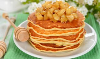 Haferflocken-Pancakes mit gedünstetem Apfel