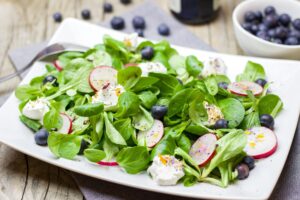 Feldsalat mit Blaubeeren und veganem Mozzarella