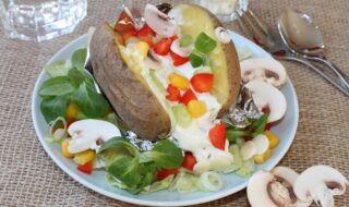 Folienkartoffel mit Kräuterquark und Gemüse