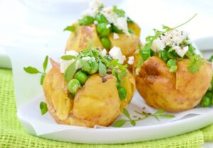 Ofenkartoffeln mit Erbsen und veganem Feta