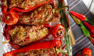 Gefüllte Paprika mit Feta, Tomaten und Peperoni