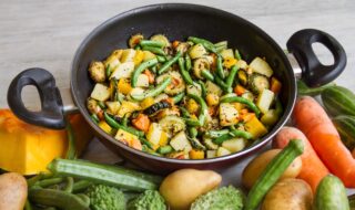 Kartoffelpfanne mit Kürbis, grünen Bohnen und Zucchini