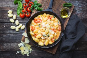 Gnocchi mit Sahnesauce, Tomaten und Basilikum