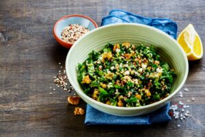 Grünkohl-Quinoa-Salat mit veganem Feta und Nüssen