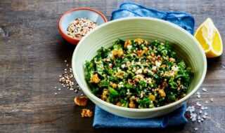 Grünkohl-Quinoa-Salat mit veganem Feta und Nüssen