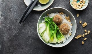 Privat: Hackfleischbällchen mit Reis, Pak Choi und Zucchini