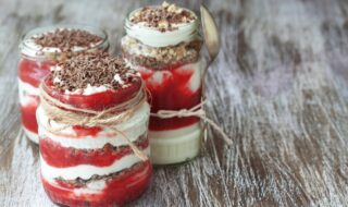 Joghurtcreme mit Erdbeeren, Haselnüssen und Raspelschokolade