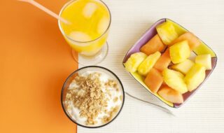 Privat: Joghurt mit Melone, Ananas und Haferflocken