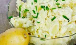 Kartoffelsalat mit veganem Joghurt-Meerrettich-Dressing