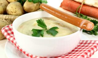 Privat: Kartoffelsuppe mit Sellerie und Würstchen