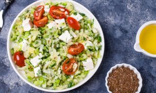 Kohl-Lauch-Salat mit Ziegenkäse und Dill