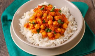 Kokos-Curry mit Kichererbsen, Reis und Paprika