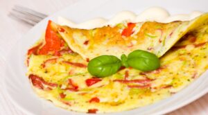 Omelett mit Schinkenspeck, Paprika und Tomaten