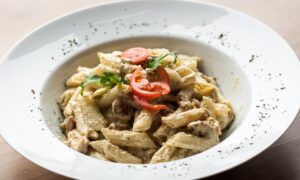 Pasta mit Champignons in veganer Sahne-Sauce