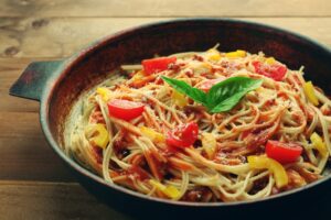 Pasta mit Hackfleisch, Paprika, Tomaten und Parmesan