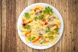 Pasta mit Paprika, Champignons und veganem Parmesan