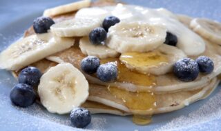 Pfannkuchen mit Banane, Blaubeeren und Joghurt