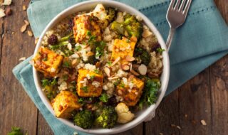 Quinoa mit Brokkoli, Mandeln und Tomaten-Tofu