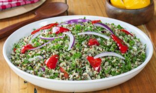 Quinoa mit Paprika, roter Zwiebel und frischer Petersilie