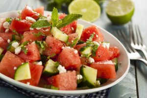 Salat mit Wassermelone, Gurke, veganem Feta und Minze