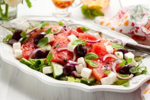 Wassermelonensalat mit Trauben, Gurke und veganem Feta