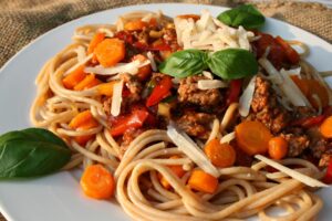 Vegane Spaghetti-Bolognese mit Möhre und Paprika