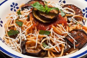 Spaghetti mit Aubergine, Tomatensoße und veganem Parmesan