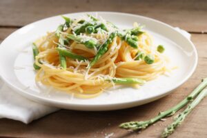Spaghetti mit grünem Spargel, Erbsen und veganem Parmesan