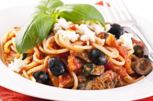 Spaghetti mit Oliven, Tomatensoße und veganem Feta