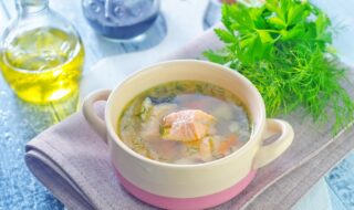 Seelachs-Suppe mit Möhren, Fenchel und Zitrone