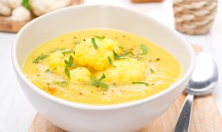 Suppe mit Blumenkohl, Kartoffeln und Curry