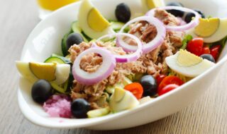 Thunfisch-Salat mit Gurke, Ei und Oliven