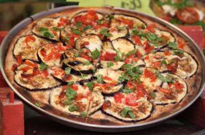 Pizza mit Aubergine, Tomaten und veganem Mozzarella