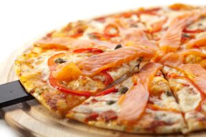 Pizza mit Lachs, Paprika und Tomate
