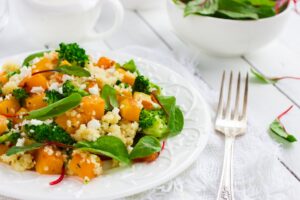 Warmer Couscoussalat mit Brokkoli, Kürbis und veganem Feta